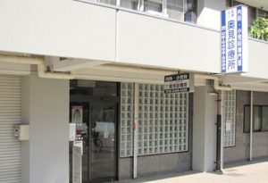 介護施設の玄関・入口。引き戸と看板が見える外観